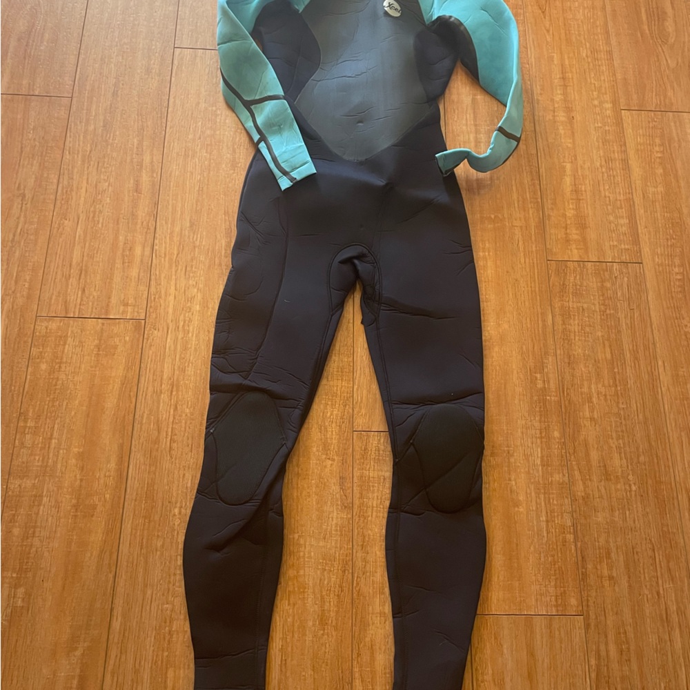Women’s 4’3 xcel wetsuit